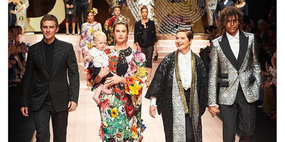 Изабелла Росселлини с детьми и внуком стала звездой показа Dolce \u0026 Gabbana— LiKE in UA